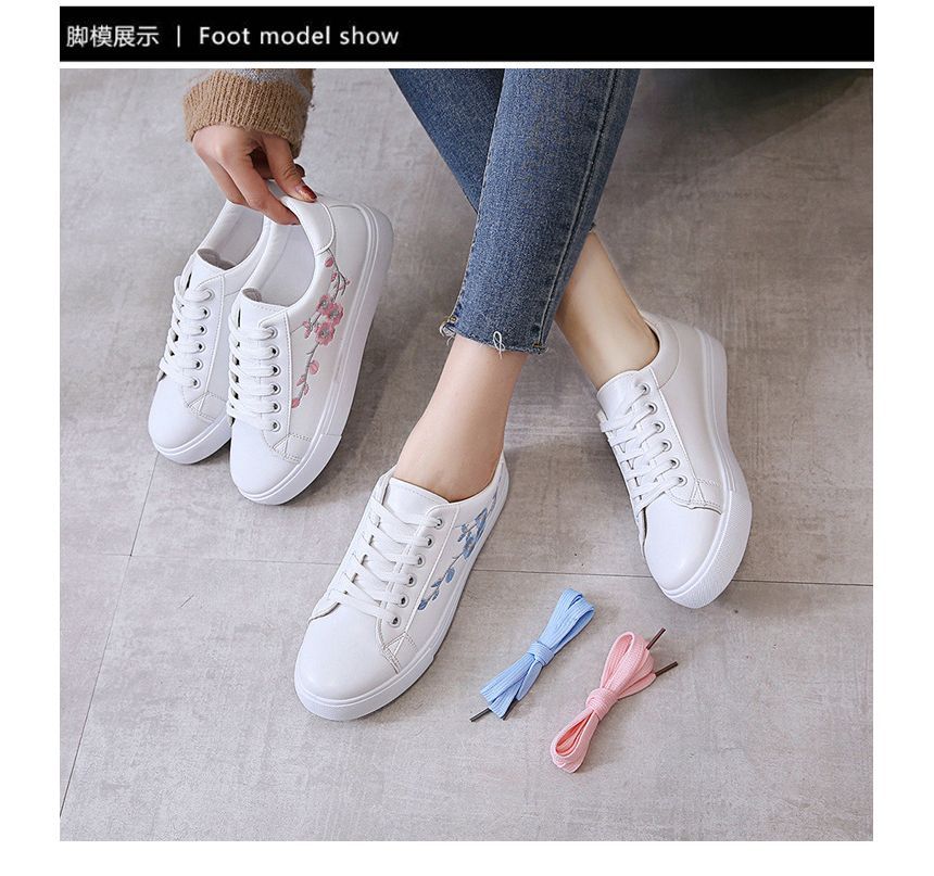 Sneakers Embroidered Floral Lace-Up