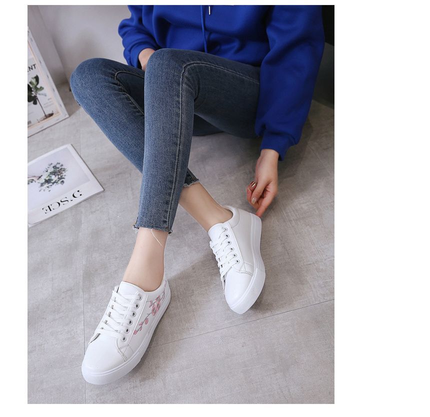 Sneakers Embroidered Floral Lace-Up