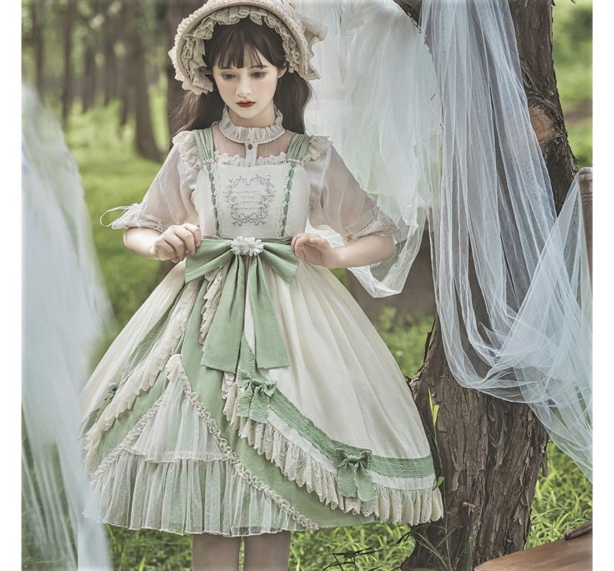 Lolita-Latzkleid mit Blumenstickerei und Spitzenbesatz und Schleife / A-Linien-Rock / Socken / Set