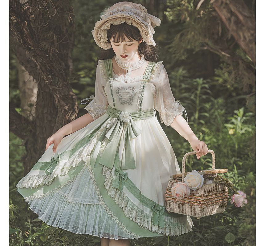 Lolita-Latzkleid mit Blumenstickerei und Spitzenbesatz und Schleife / A-Linien-Rock / Socken / Set