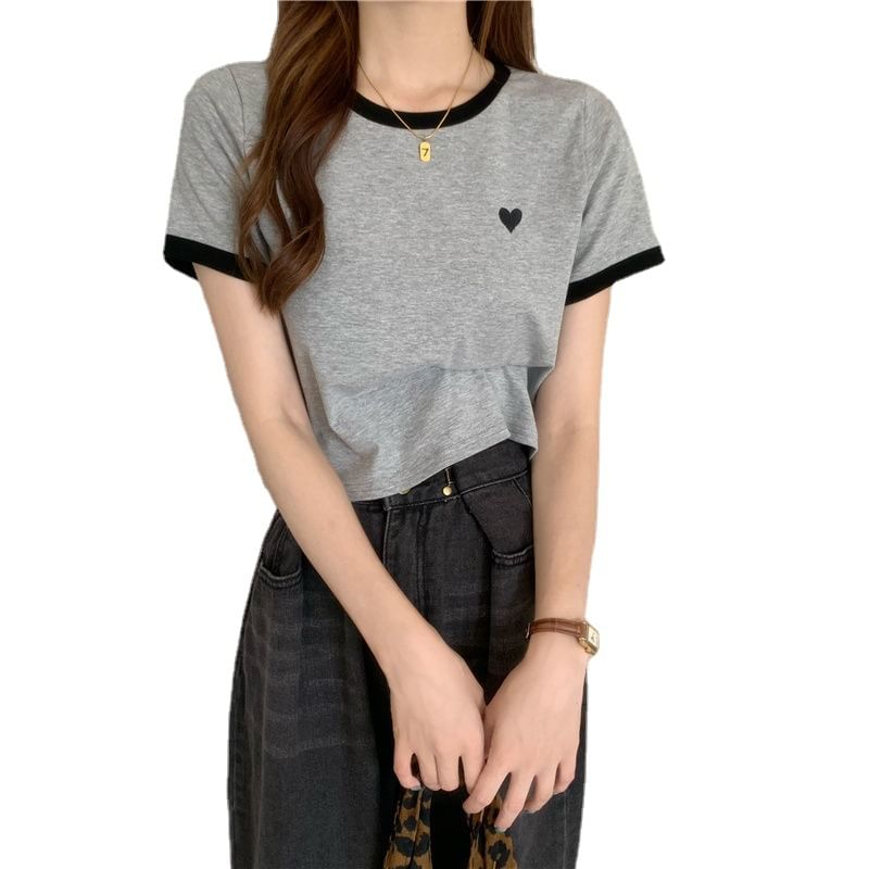 Short-Sleeve Embroidered Heart Tee Cropped Trim Contrast