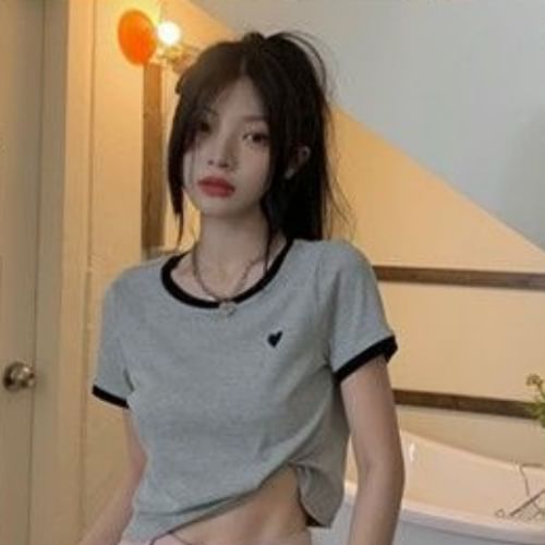 Short-Sleeve Embroidered Heart Tee Cropped Trim Contrast