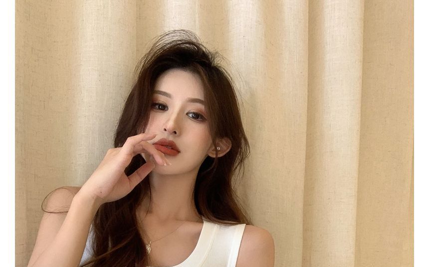 Plain Tank Neck Top Scoop