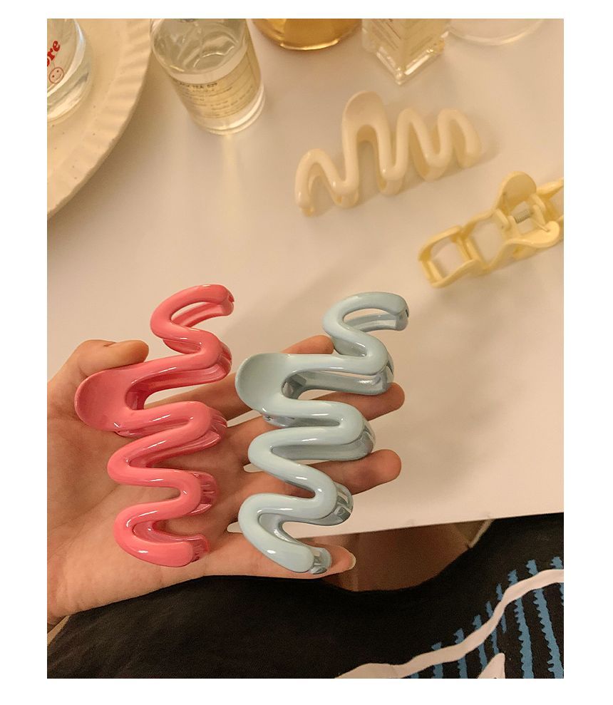 Wavy Claw Hair