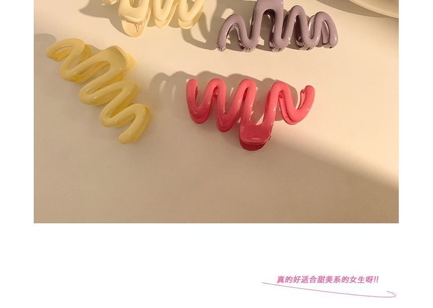Wavy Claw Hair