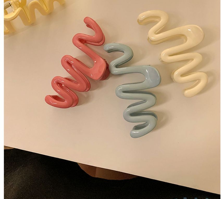Wavy Claw Hair