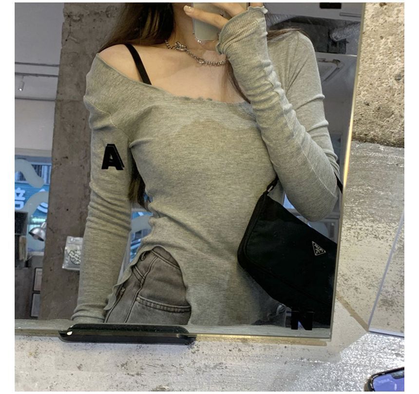 Slit Edge Long-Sleeve Neck Plain T-Shirt Scoop Lettuce