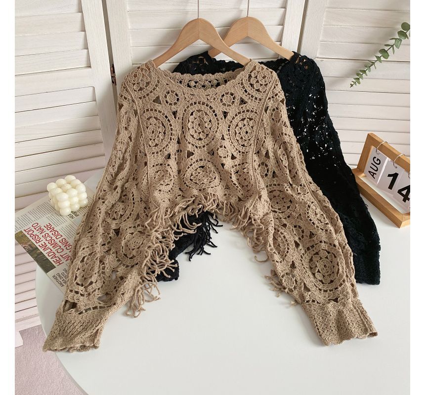 Langärmliges, asymmetrisches, kurzes Pointelle-Stricktop mit Rundhalsausschnitt und Quasten