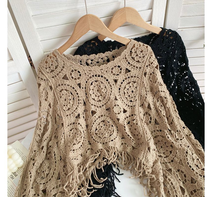 Langärmliges, asymmetrisches, kurzes Pointelle-Stricktop mit Rundhalsausschnitt und Quasten