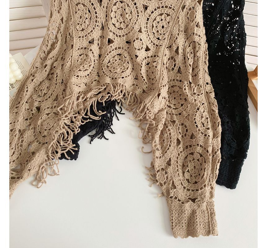 Langärmliges, asymmetrisches, kurzes Pointelle-Stricktop mit Rundhalsausschnitt und Quasten