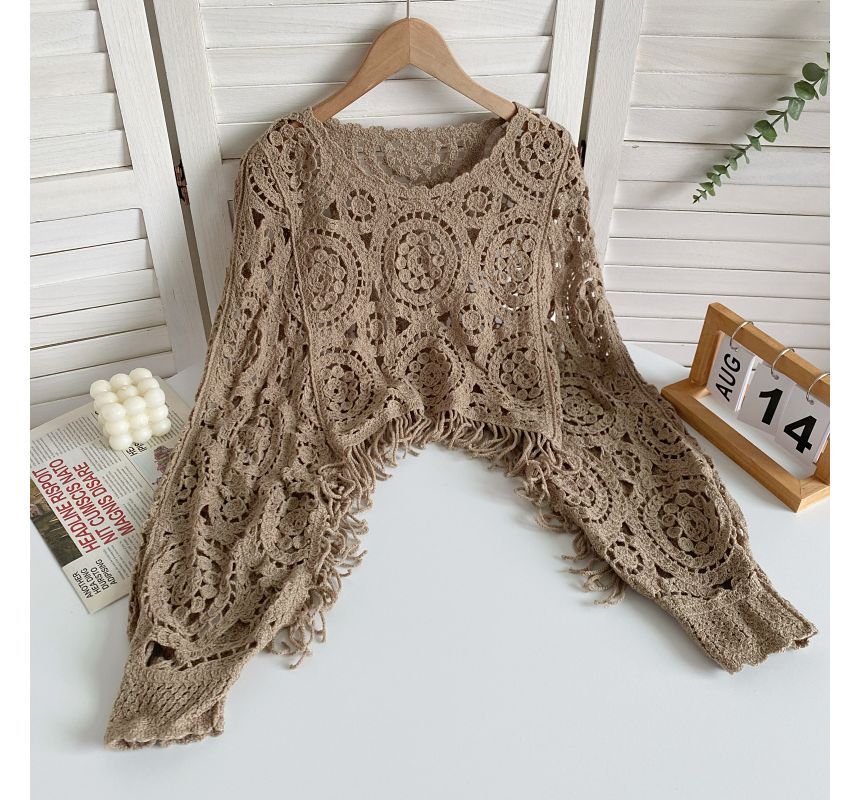 Langärmliges, asymmetrisches, kurzes Pointelle-Stricktop mit Rundhalsausschnitt und Quasten