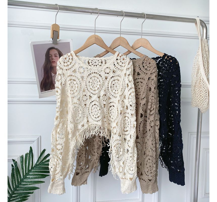 Langärmliges, asymmetrisches, kurzes Pointelle-Stricktop mit Rundhalsausschnitt und Quasten