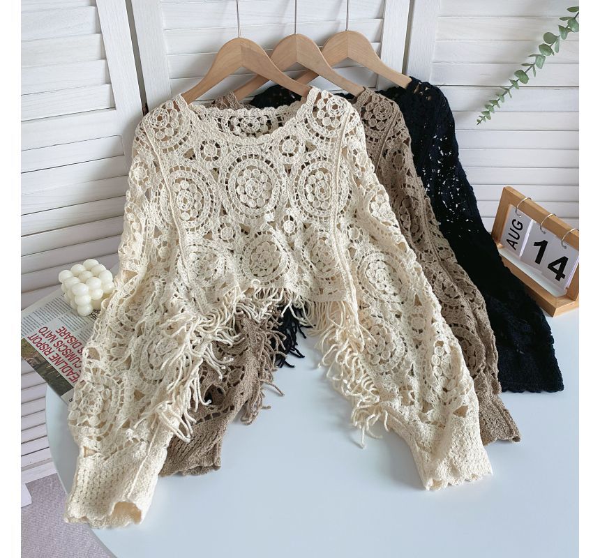 Langärmliges, asymmetrisches, kurzes Pointelle-Stricktop mit Rundhalsausschnitt und Quasten