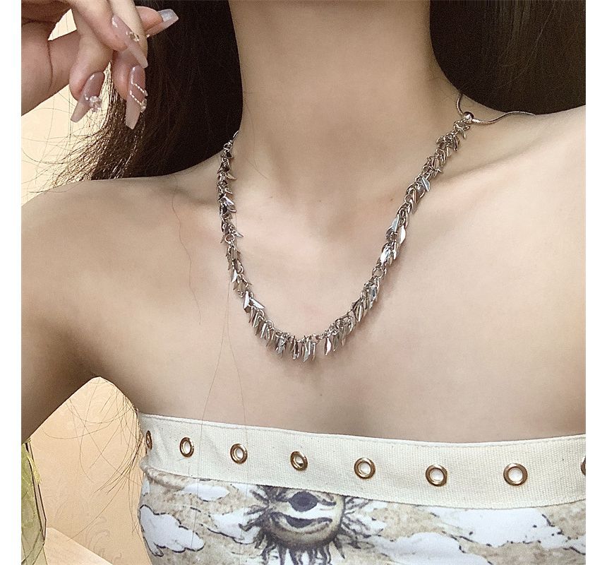 Leaf Fringed Lariat Necklace