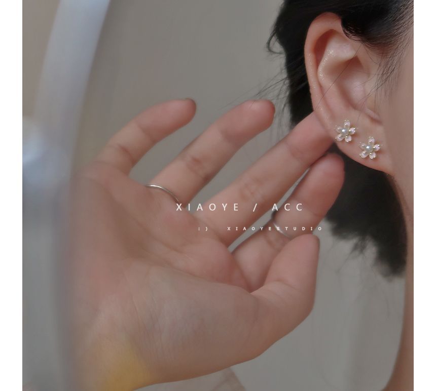 Faux Pearl Stud Earring Floral Alloy