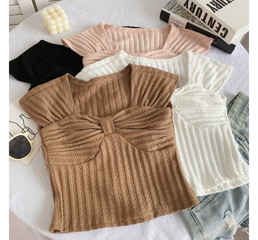 T-Shirt mit Flügelärmeln, eckigem Ausschnitt und Schleife