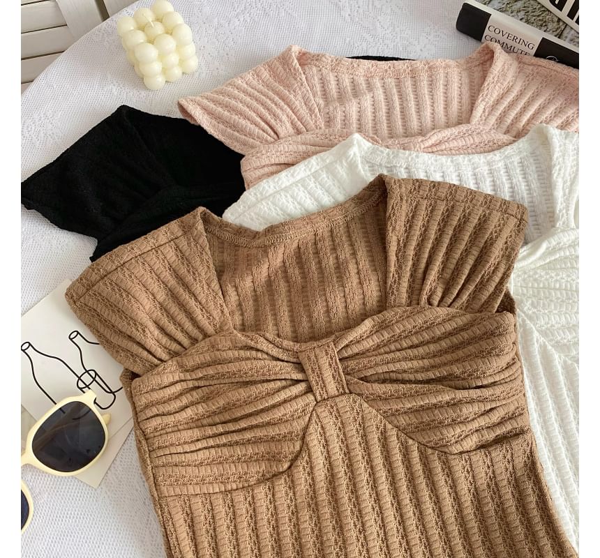 T-Shirt mit Flügelärmeln, eckigem Ausschnitt und Schleife