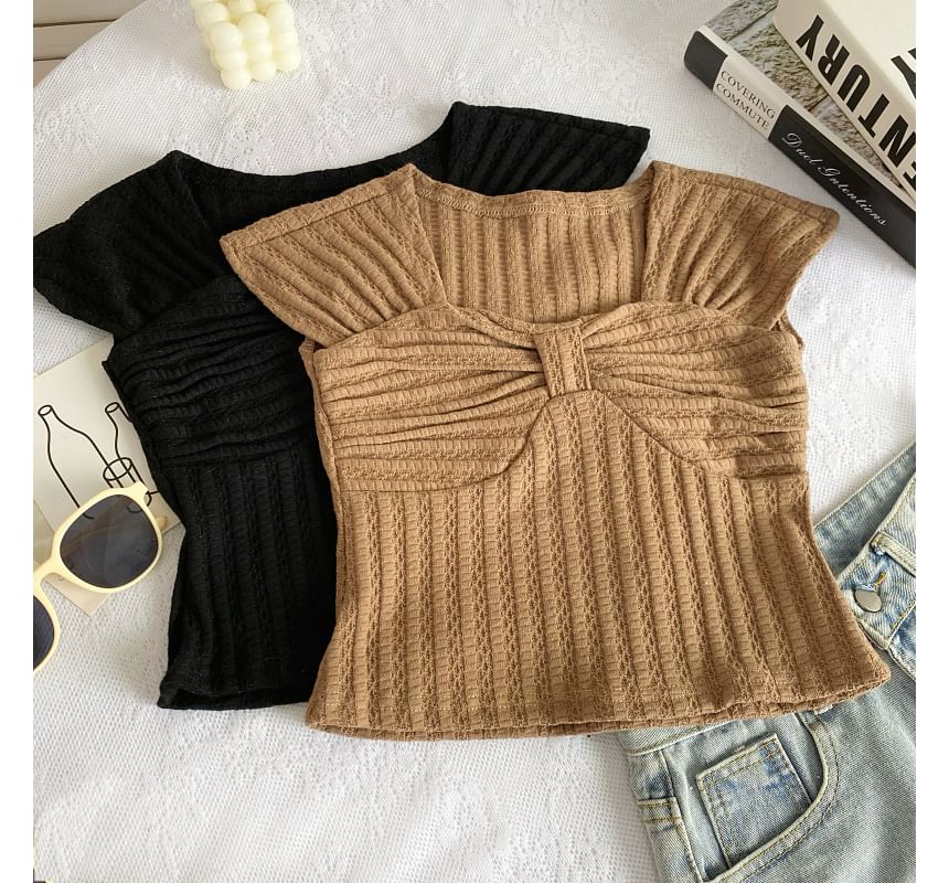 T-Shirt mit Flügelärmeln, eckigem Ausschnitt und Schleife