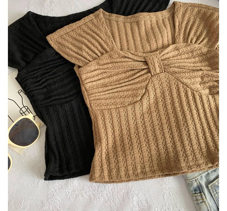 T-Shirt mit Flügelärmeln, eckigem Ausschnitt und Schleife