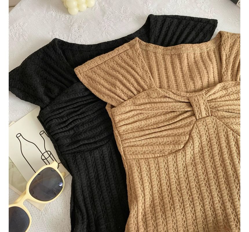 T-Shirt mit Flügelärmeln, eckigem Ausschnitt und Schleife