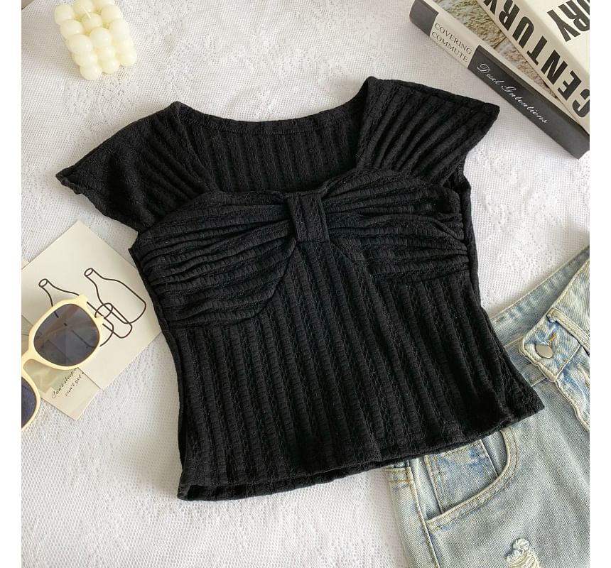 T-Shirt mit Flügelärmeln, eckigem Ausschnitt und Schleife