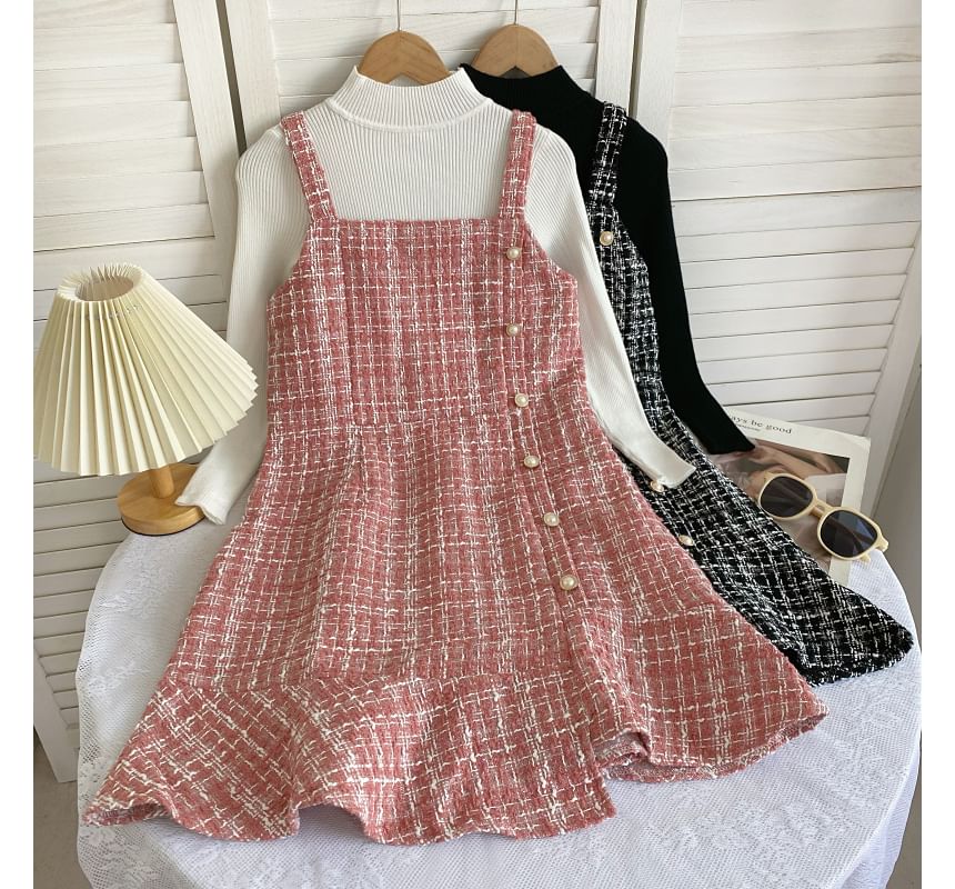 Set: Langärmliges, hochgeschlossenes, schlichtes Rippstrick-Top + kariertes Mini-Latzkleid aus Tweed