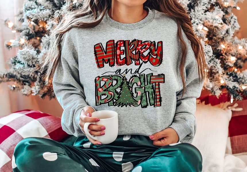 Langärmliger Rundhalspullover mit Weihnachtsbaum-Print