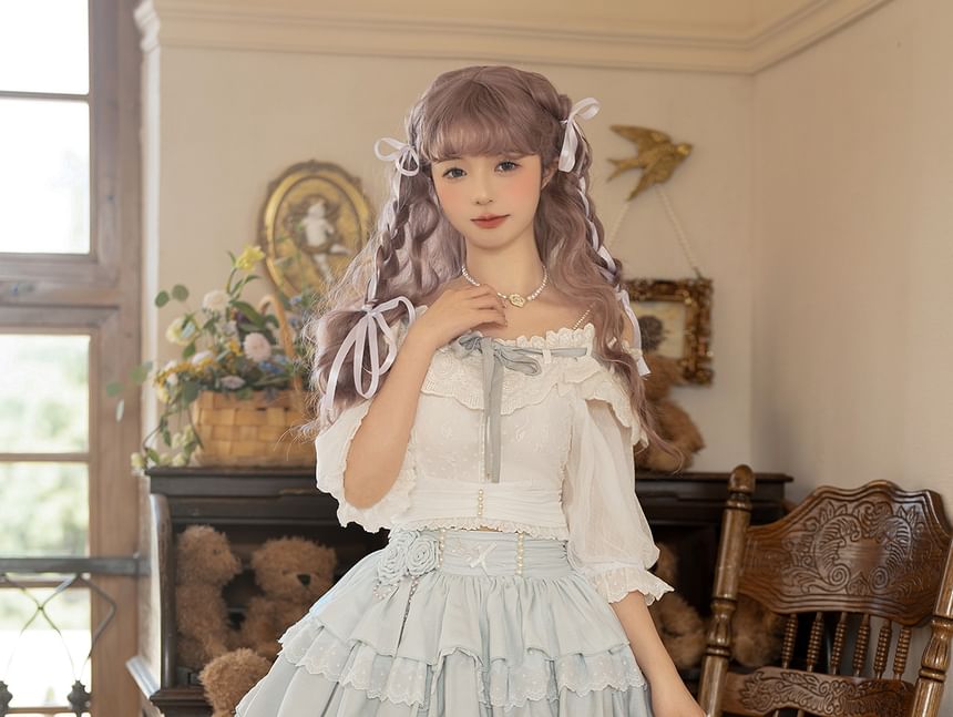 Lolita Kurzarm-Oberteil mit kalter Schulter und Schleife / Mini-Stufenrock mit mittlerer Taille / Set