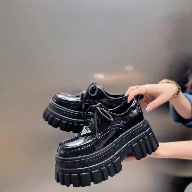 Plateau-Schnürschuhe mit Plateausohle