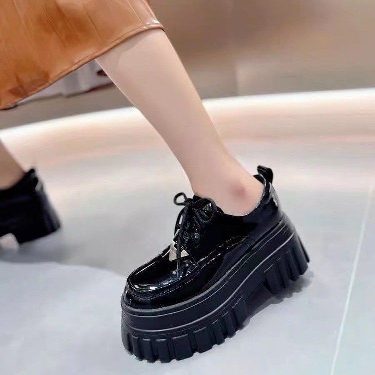 Plateau-Schnürschuhe mit Plateausohle