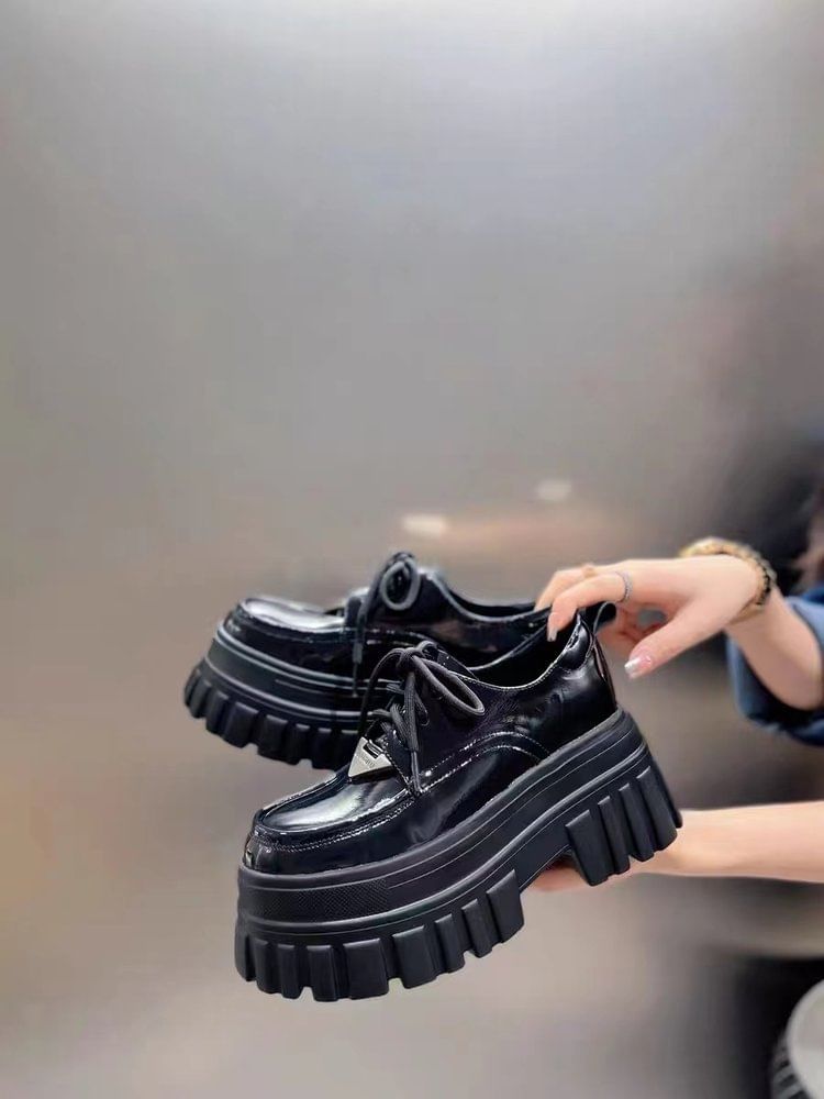 Plateau-Schnürschuhe mit Plateausohle