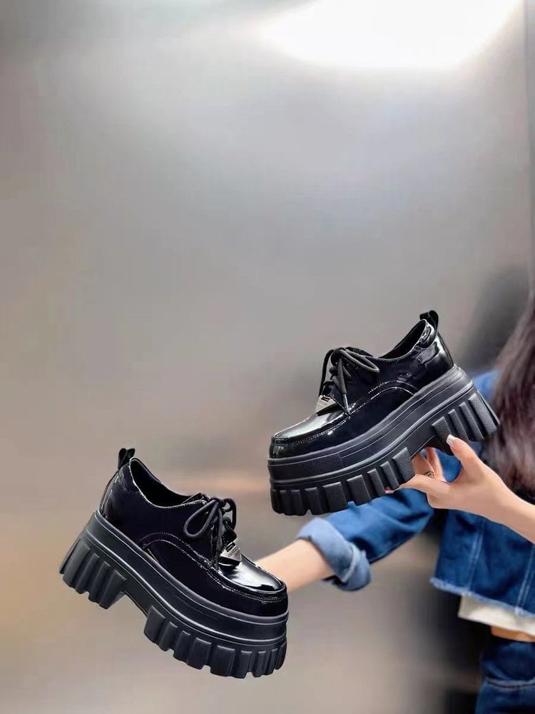 Plateau-Schnürschuhe mit Plateausohle