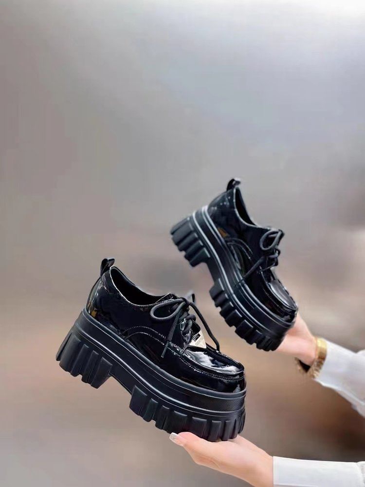 Plateau-Schnürschuhe mit Plateausohle