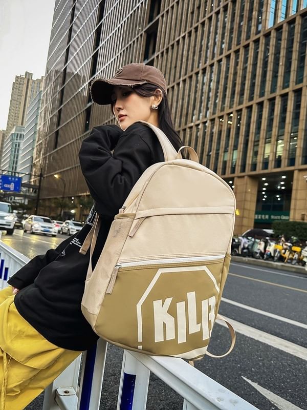 Rucksack mit mehreren Taschen und Schriftzug