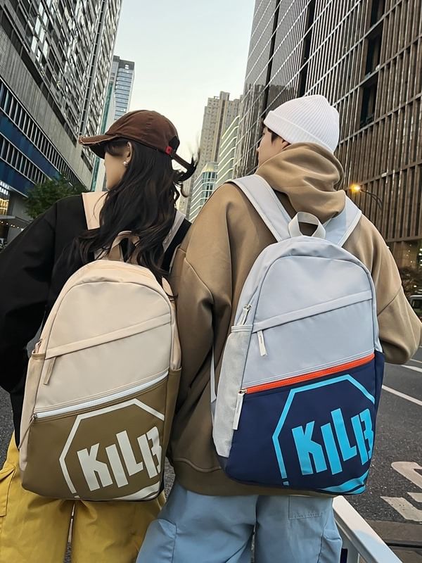 Rucksack mit mehreren Taschen und Schriftzug