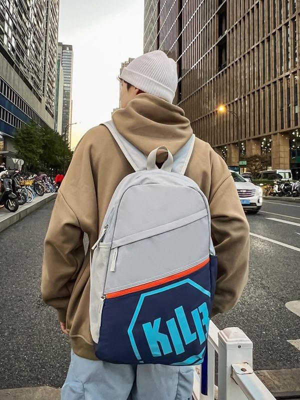 Rucksack mit mehreren Taschen und Schriftzug