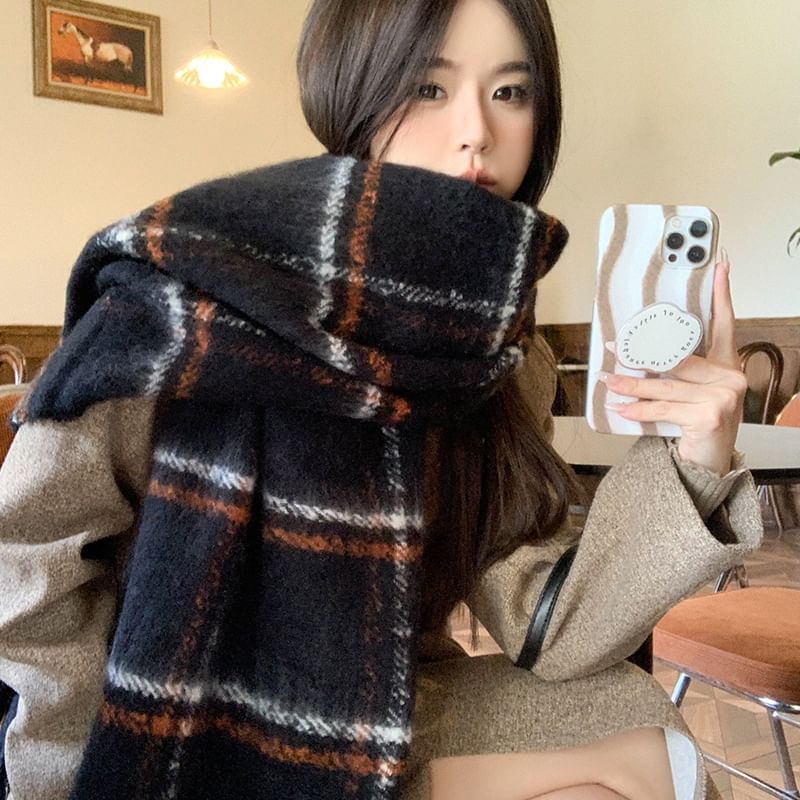 Plaid Tasseled Scarf