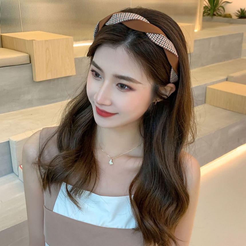 Stirnband aus spiralförmigem Stoff mit Hahnentrittmuster