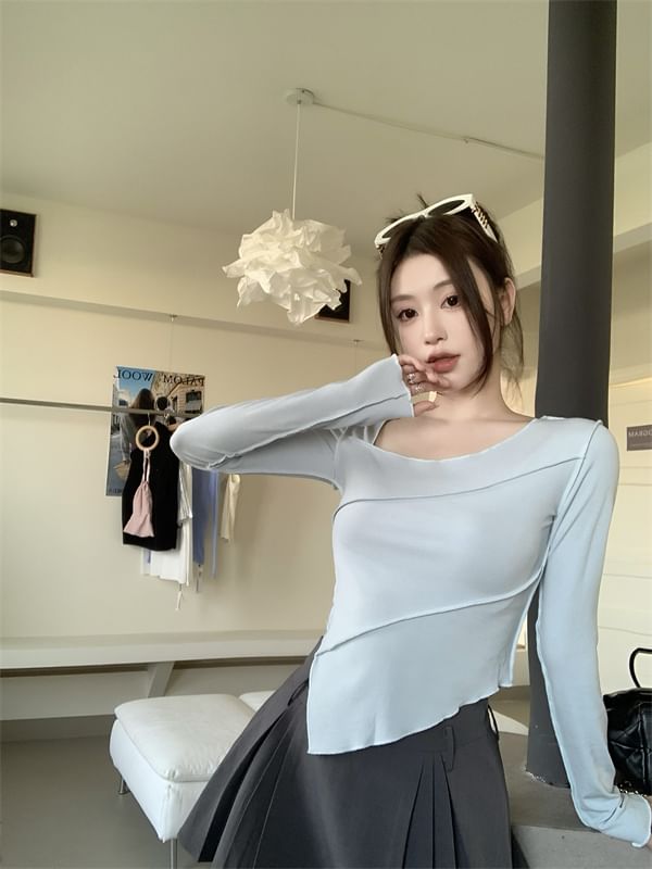 Long-Sleeve V-Neck Plain T-Shirt / Mid Rise Plain Mini A-Line Skirt