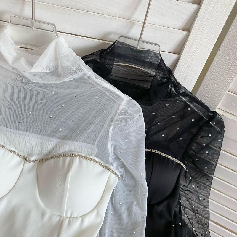 Haut à manches longues et col montant avec empiècement en maille strass