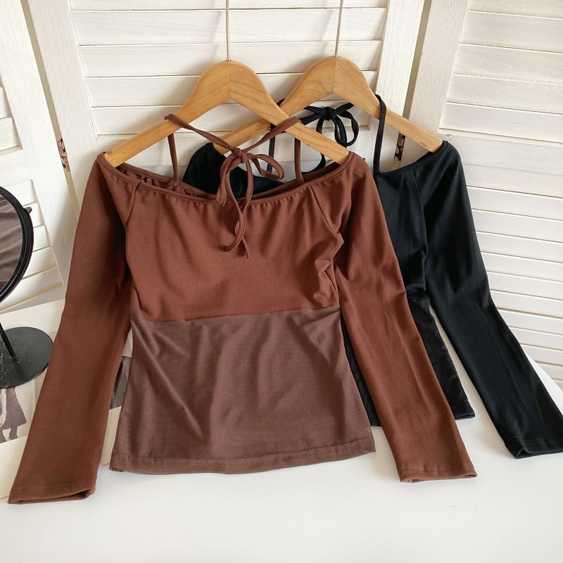 T-shirt à manches longues avec empiècement en maille et épaules dénudées