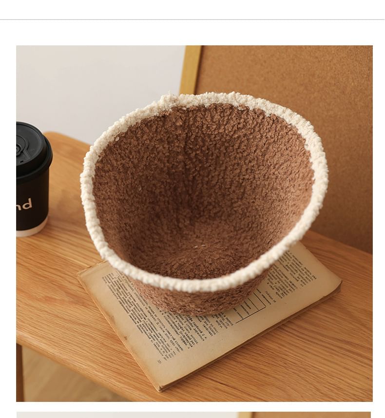 Contrast Trim Fleece Bucket Hat