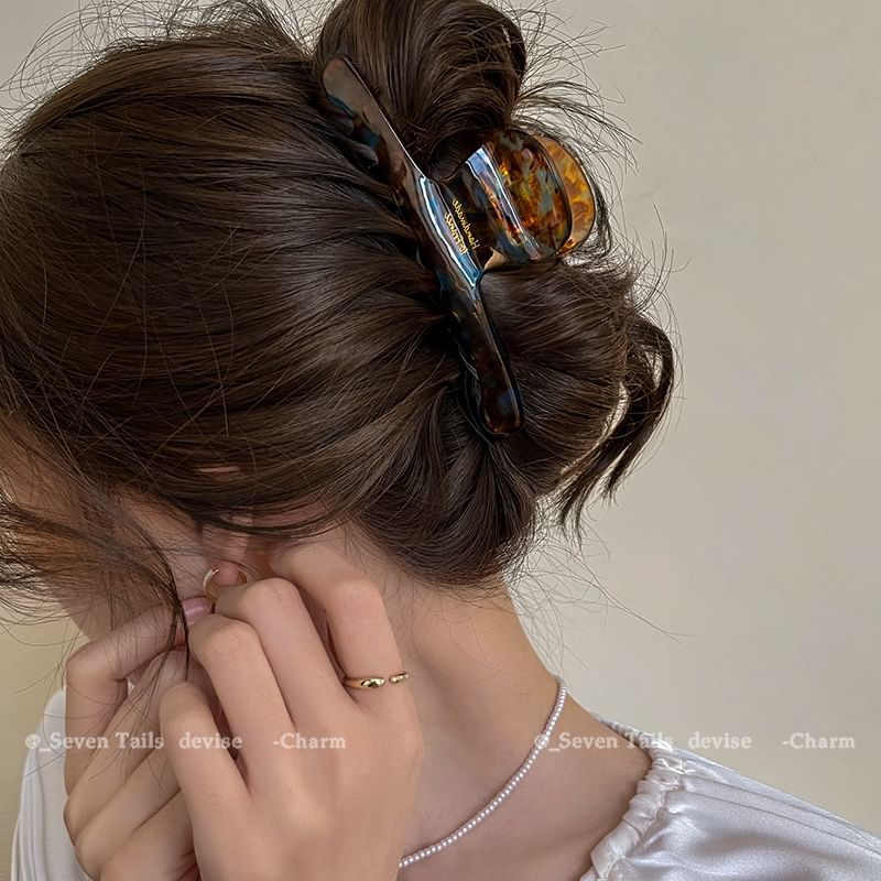 Claw Hair Acrylic Lettering