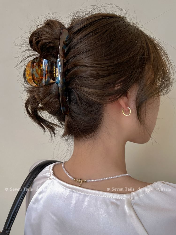 Claw Hair Acrylic Lettering