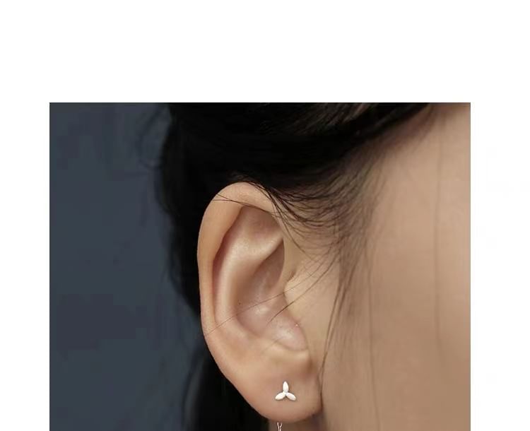 Asymmetrical Leaf Ear Stud