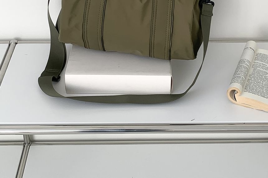 Nylon Plain Barrel Bag