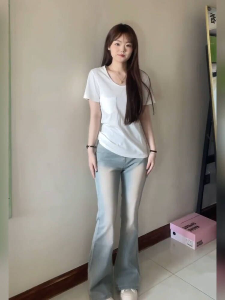 Short-Sleeve Scoop Neck Plain T-Shirt / Mid Rise Washed Bootcut Jeans