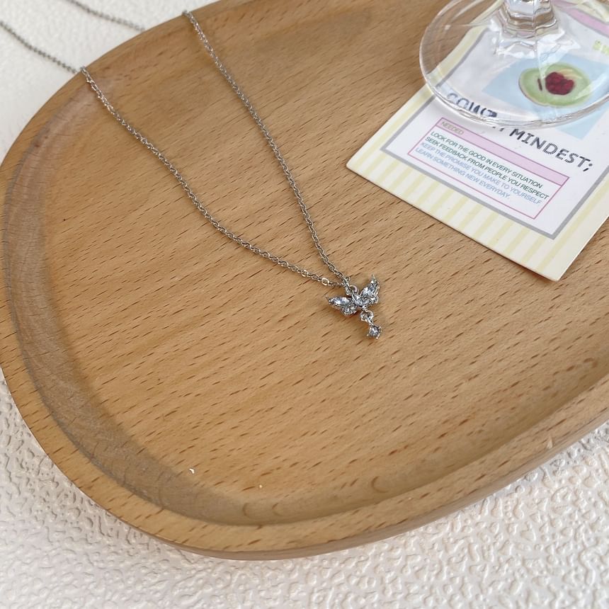 Collier avec pendentif en strass en forme d'aile