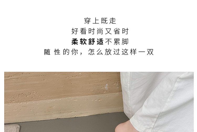 Chain Detail Flip-Flops