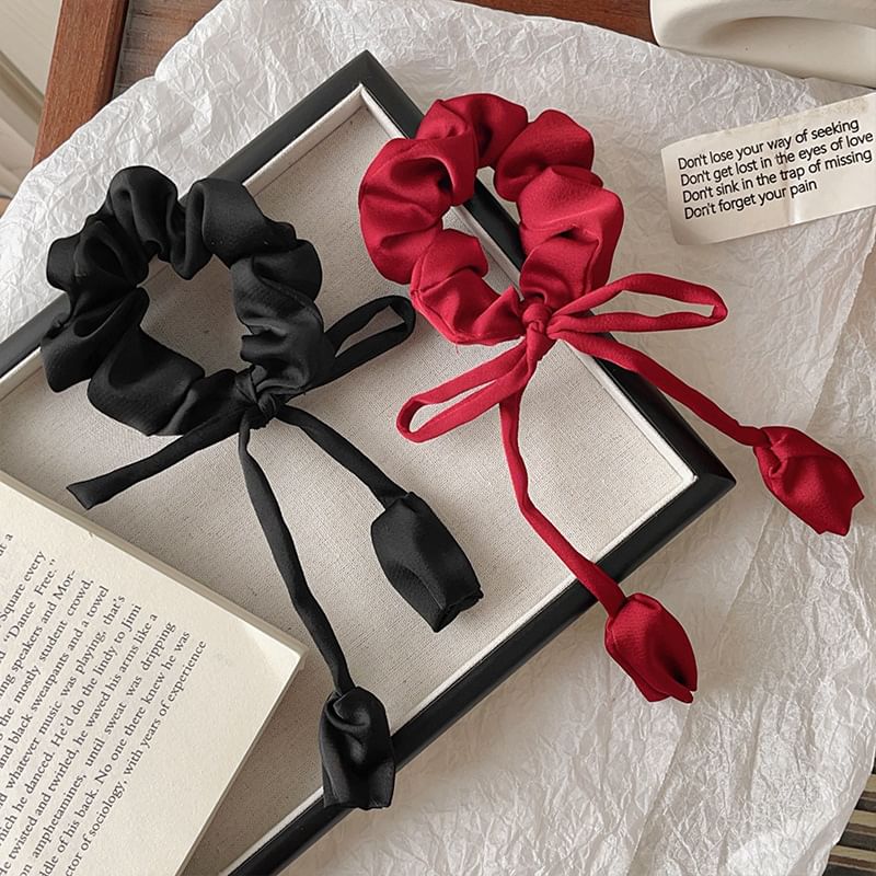 Satin-Haargummi mit Blumenschleife